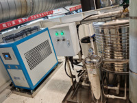 Robot de découpe à jet d'eau CNC inversé 6 axes haute précision avec table rotative fermée et pompe pour le traitement des intérieurs automobiles