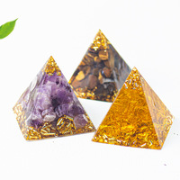 Ornements en résine en forme de pyramide avec gravier de cristal naturel en gros : artisanat en cristal d'améthyste, de quartz rose et de citrine