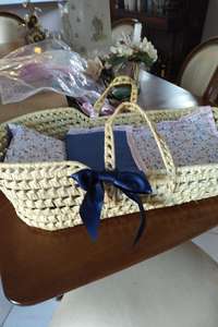 Cuna de bebé vintage con material de mimbre de dos asas - Product Image 5