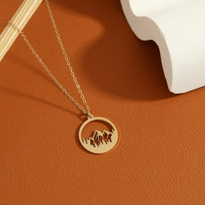 สร้อยคอสแตนเลสรูปภูเขาสำหรับผู้หญิงจี้กลวงชุบทอง18K ที่สวยงาม - Product Image 6