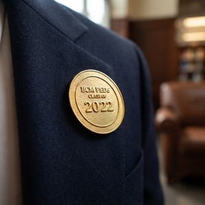 Pin <span class=keywords><strong>de</strong></span> Solapa Redondo Personalizado con Grano <span class=keywords><strong>de</strong></span> Arena Dorado, Insignia Metálica 3D en Relieve con Texto BCM PEDS CLASE <span class=keywords><strong>de</strong></span> <span class=keywords><strong>2022</strong></span>, Recuerdo <span class=keywords><strong>de</strong></span> Graduación - Product Image 2