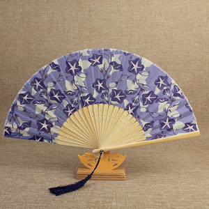 Ventilateurs promotionnels manipulés par bambou de fleur de musique traditionnelle de 21cm avec votre information de société sur la surface imprimée de tissu - Product Image 3