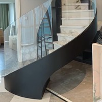 Escalier flottant intérieur de villa moderne et minimaliste avec rampes en verre trempé sans cadre, haut de gamme et transparent
