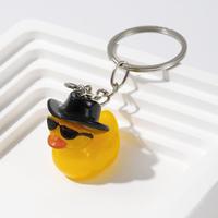 Vente en gros de porte-clés canard en caoutchouc Punk Cool avec chapeau lunettes de soleil breloques mignon mini porte-clés caneton jaune accessoires