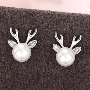 Orecchini a Perno con Corna di Cervo e Perle, Elegante Stile Femminile, Gioielli per Donne, Accessorio Regalo per Feste Natalizie e Uso Quotidiano - Product Image 5