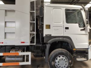 รถบรรทุกหนักมือสอง 6x4 10 ล้อ รับน้ำหนัก 31-40 ตัน เครื่องยนต์ดีเซล ยูโร 2 พวงมาลัยซ้าย เกียร์ธรรมดา แอร์ - Product Image 5