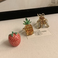 Nouvelle collection tendance d'été : Bague superposée en laiton plaqué or 18 carats avec pierres naturelles, motifs fraise, ananas et abeille, finition émail glaçuré, thème fruits de fête