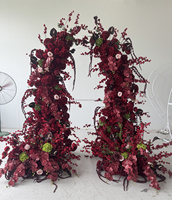 Arche de fleurs de luxe en soie bordeaux pour mariage, idéale pour la décoration de fêtes nuptiales (vente en gros)