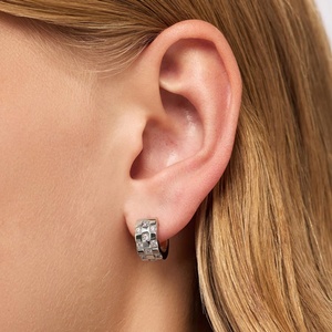 Venta al por mayor de fábrica: Pendientes de aro unisex anchos de oro laminado de 14k con microincrustaciones de moissanita VVS GRA para mujer - Product Image 2