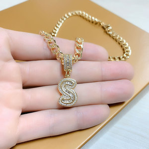 Collana con Ciondolo a Catena Cubana in Oro con Lettere dell'Alfabeto Personalizzate in Zirconi, Stile Hip Hop di Jinyuan Designer - Product Image 5