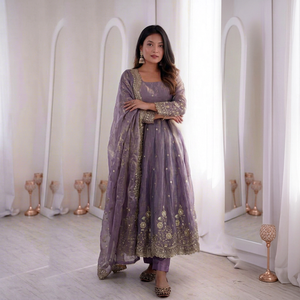 Ensemble Anarkali brodé violet avec dupatta, tenue traditionnelle indienne et pakistanaise pour femme, coupe ample, longueur au sol, en soie, idéal pour les mariages - Product Image 1