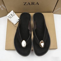 Sandales plates tendance pour femme en PU avec semelle en caoutchouc et décoration métallique, style rétro pour l'été et les loisirs en extérieur