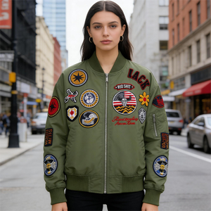 Giacca Bomber Verde Oliva da <span class=keywords><strong>Donna</strong></span> con Patch Ricamate, Stile Aviatore, Streetwear in Nylon Twill con Tasche Utility - Product Image 2