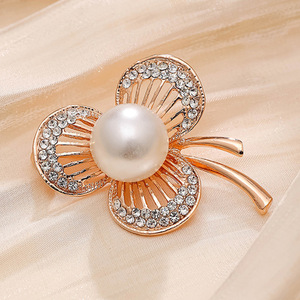Broches de aleación bañados en oro con incrustaciones de diamantes de tres hojas y diseño de pintura al óleo para bodas y compromisos - Product Image 1
