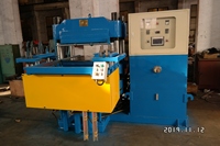 Machine automatique de vulcanisation de colonne de dispositif d'éjection de moule de poussée-traction pour la production des joints d'huile en caoutchouc