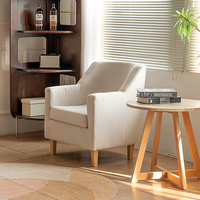 Minimalistischer Cremefarbener Stoffsessel, Ergonomischer Einzelsessel mit Umhüllter Rückenlehne und Leichtem Massivholzbein für Innenräume