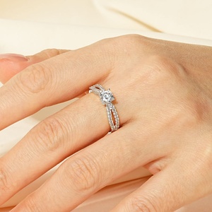 Produit Tendance 2026 : Bijoux Fantaisie – Bagues Minimalistes en Métal Plaqué Or 14K avec Zircon Rond Taillé 0,5 ct, Vente en Gros pour Femmes - Product Image 5