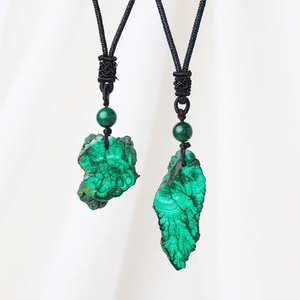 Venta al por mayor a granel Natural <span class=keywords><strong>de</strong></span> alta calidad <span class=keywords><strong>de</strong></span> cristal Irregular forma collar verde malaquita colgante decoración regalos - Product Image 3