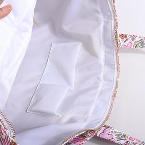 Sac fourre-tout et de voyage personnalisé en nylon imperméable avec fermeture éclair, imprimé intégral, grand format, pour femme, motif Royaume Magique - Product Image 4