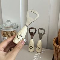 Décapsuleur de bouteille de bière avec visage souriant mignon, ouvre-bouteille créatif en acier inoxydable avec poignée en plastique ou imitation céramique