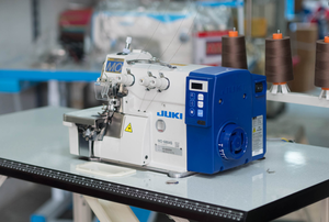 Machine à coudre surjeteuse industrielle intelligente à grande vitesse à aiguille simple Jukis MO-6804S - Product Image 3