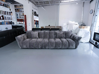 Modernes, klobiges Polstersofa mit extra tiefem Sitz, vertikaler Steppung und breiten Armlehnen – bequeme Wohnzimmermöbel