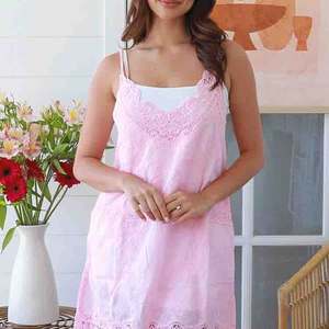 Nuevo vestido mini rosa con encaje bordado en forma de abanico y cuello en V, personalizado, 100% algodón bordado. - Product Image 5