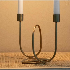 เชิงเทียนทองเหลืองแบบสองแขนพร้อมดีไซน์ห่วงสำหรับตกแต่งบ้าน - Product Image 2