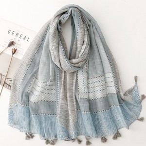 Pañuelo de moda azul-gris con patrón geométrico a cuadros pequeños pintado a mano, accesorio de viaje, chal. - Product Image 1