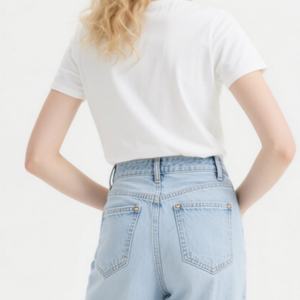 Jeans évasés en denim bleu clair personnalisables pour femmes - Jeans évasés rétro taille haute avec ourlet brut fini à la main pour un style décontracté sur mesure - Product Image 4