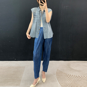 ชุดเดนิมจีบพลีท Miyake สำหรับผู้หญิง รุ่นใหม่ประจำฤดูร้อนปี 2026 เสื้อแจ็คเก็ตแขนสั้น กางเกงเอวสูงลำลอง แฟชั่นชุดเซ็ตสองชิ้น - Product Image 4