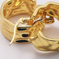 Boucles d'oreilles Huggie tendance à texture froissée irrégulière, plaqué or 18 carats, bijoux d'oreille martelés massifs à fermoir à pression, pour usage quotidien, cadeau