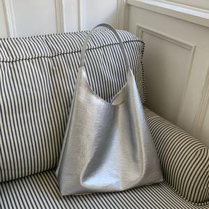 Sac fourre-tout argenté avec boucle magnétique souple, grande capacité, sac à bandoulière pour femme, usage quotidien, couleur unie, été 2024 - Product Image 2