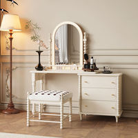 Ensemble de coiffeuse de style français en blanc crème, coiffeuse rétro haut de gamme, coiffeuse moderne de designer, miroir éclairé, chambre à coucher, usage domestique