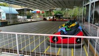 Neue coole Lichtattraktion für Freizeitparks: Elektrische Bumper Cars für Erwachsene aus Fiberglas, 24V Batterie, Doppelplatz, 200kg, Outdoor-Verkauf