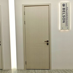 Porte en WPC à aspiration sous vide avec film PVC, surface blister intégrale sans joint avec <span class=keywords><strong>PUR</strong></span>, résistante à l'humidité pour projets scolaires, hospitaliers et résidentiels - Product Image 3