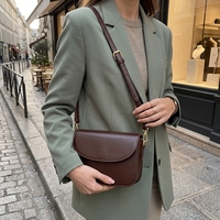 Sac à bandoulière carré texturé marron, petit sac à main à rabat pour les voyages quotidiens