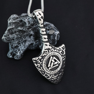 จี้สแตนเลสสตีลรูปหัวหอกสำหรับผู้ชาย สไตล์ไวกิ้ง ดีไซน์เรขาคณิต เครื่องประดับแฟชั่นสำหรับจับคู่กับเสื้อผ้า - Product Image 1