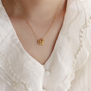 ชุดสร้อยคอและต่างหูรูปหัวใจสแตนเลสสตีล Dainty Love - ของขวัญวันแต่งงาน วันหมั้น วันครบรอบ ของขวัญลำลอง สไตล์สปอร์ต - Product Image 4