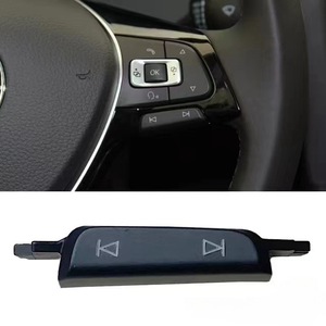 Los Golf 7, Lamando, Golf 7 y Golf Variant cuentan con botones multifunción en el volante, botones de volumen y botones de selección. - Product Image 1