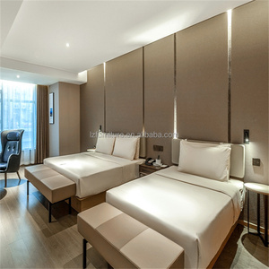 Fournisseur de meubles de chambre d'hôtel commerciaux sur mesure, lit double minimaliste en MDF rembourré avec tête de lit en panneau mural - Product Image 1