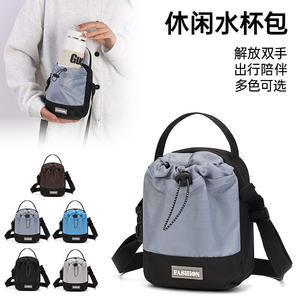 Bolsa para botella de agua a la moda, bolso de hombro con cordón de tela Oxford para uso informal al aire libre, opciones multicolores - Product Image 1