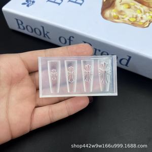 Molde de Silicona para Decoración de Uñas con Diseño de Corazón Cromado Estilo Punk, Molde 3D para Arte de Uñas con Gel UV - Product Image 2