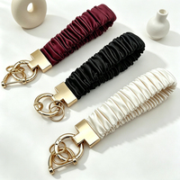 Porte-clés de poignet en satin de soie de luxe avec accessoires métalliques dorés pour femmes, pour clés de voiture et breloques de sac