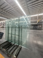 Verre trempé ultra-transparent de 5 mm à 15 mm, structure solide, dimensions personnalisables, largement utilisable pour les ateliers et les salles de bain