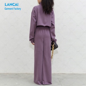 Tenues conjointes de marque privée personnalisées pour femmes, haut <span class=keywords><strong>court</strong></span> à ourlet brut uni en éponge de coupe régulière et ensembles de jupe deux pièces assortis - Product Image 3