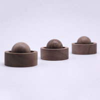 Vente en gros de boule ronde de 5*3.5cm en bois parfumé monté sur voiture diffuseur d'ornement d'aromathérapie en noyer noir horizontal simple circulaire