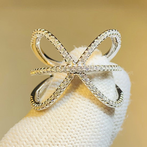 Anello a Linea Incrociata per Donne, Gioiello da Dito Scintillante e alla Moda - Product Image 3