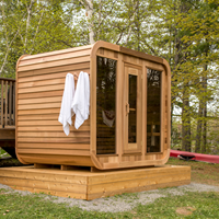 Sauna extérieur moderne en bois de pruche massif avec fenêtres à transom, panneau de commande informatisé et fonction vapeur humide pour villa