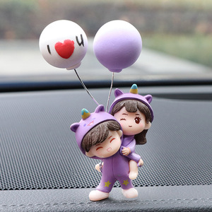 Venta al por mayor adornos <span class=keywords><strong>de</strong></span> muñecas <span class=keywords><strong>de</strong></span> dibujos animados, accesorios <span class=keywords><strong>de</strong></span> coche, adornos <span class=keywords><strong>de</strong></span> decoración <span class=keywords><strong>de</strong></span> resina <span class=keywords><strong>de</strong></span> pareja besándose - Product Image 1